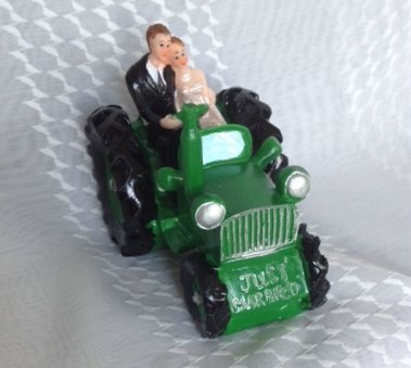 Brautpaar im Traktor auf dem Weg ins Glück