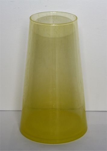 Hohe Vase aus Glas