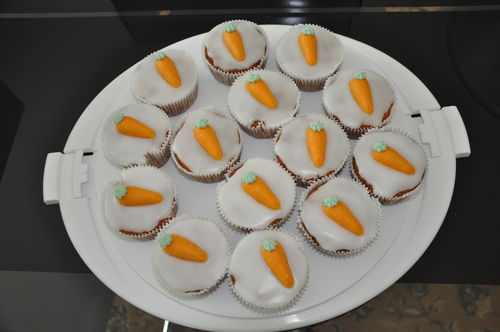Klassische Rüebli Muffins mit Glasur und Marzipankarotten 2