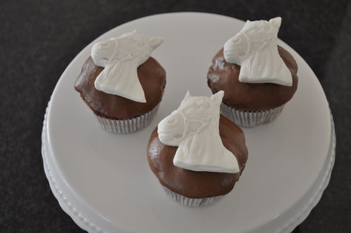 Marmor Cupcakes mit helle Schokoglasur aus Weizenmehl 6 Stück