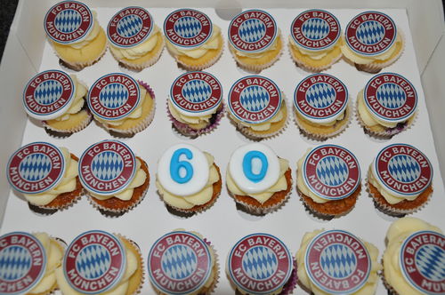 Birthday Cupcakes Arrangements mit Logo Wunsch 24 mini Weizenmehl