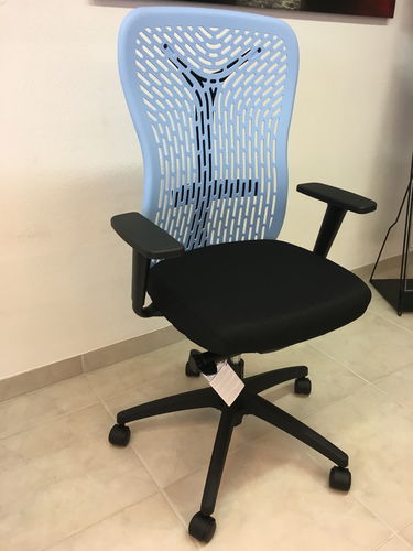 Bürodrehstuhl FLEXA - mit Armlehnen und Rückenlehne hellblau