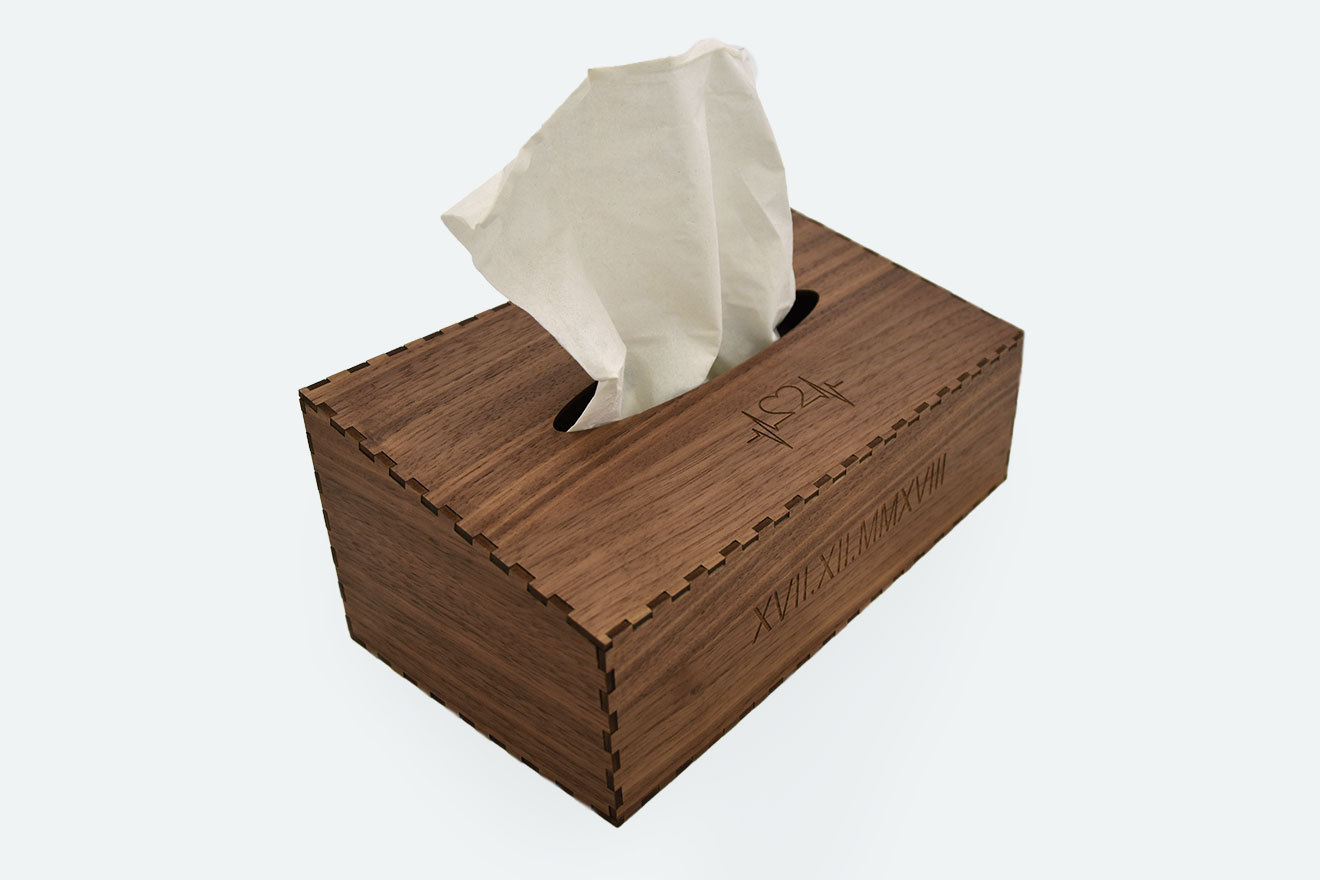 Edler Taschentuchspender aus Holz mit persönlicher Gravur