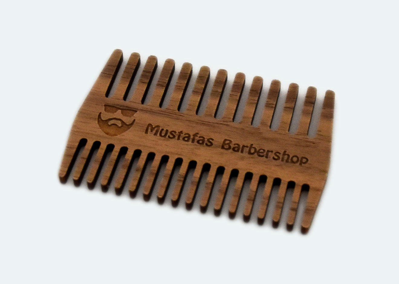 Bartkamm aus Holz mit ihrem Logo
