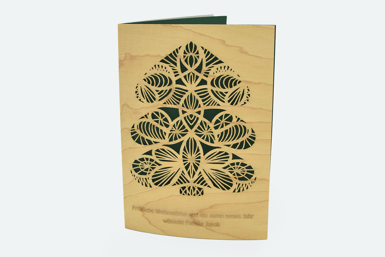 Personalisierte Grusskarte aus Holzpapier mit Cutout Tanne